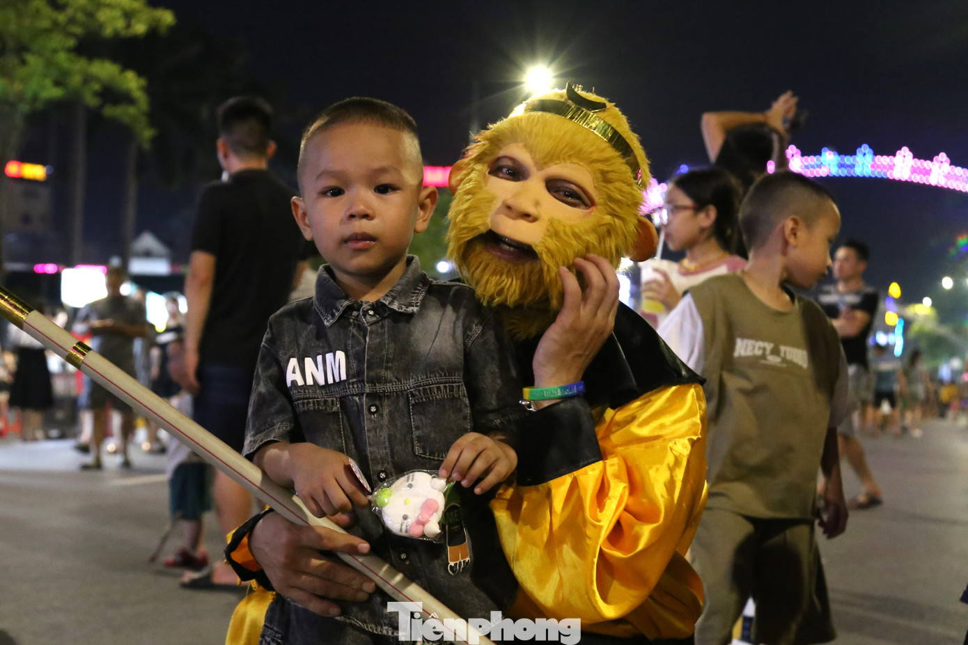 Tôn Ngộ Không xuất hiện trên phố đi bộ TP Vinh thu hút các bạn nhỏ.