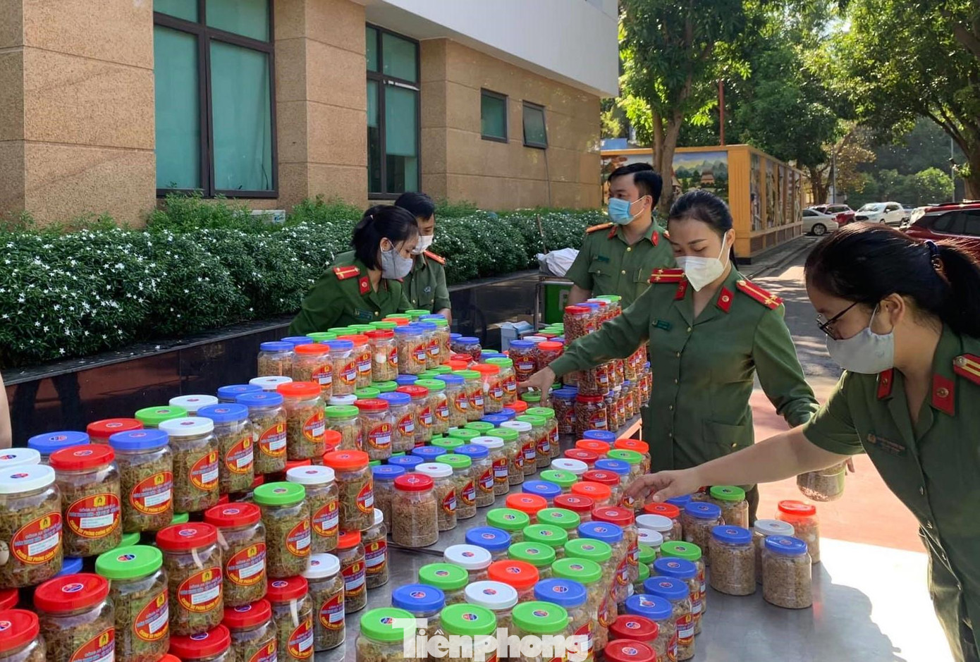 Đoàn Thanh niên Công an tỉnh Nghệ An tự tay chế biến hàng nghìn hộp ruốc, lạc rang,...