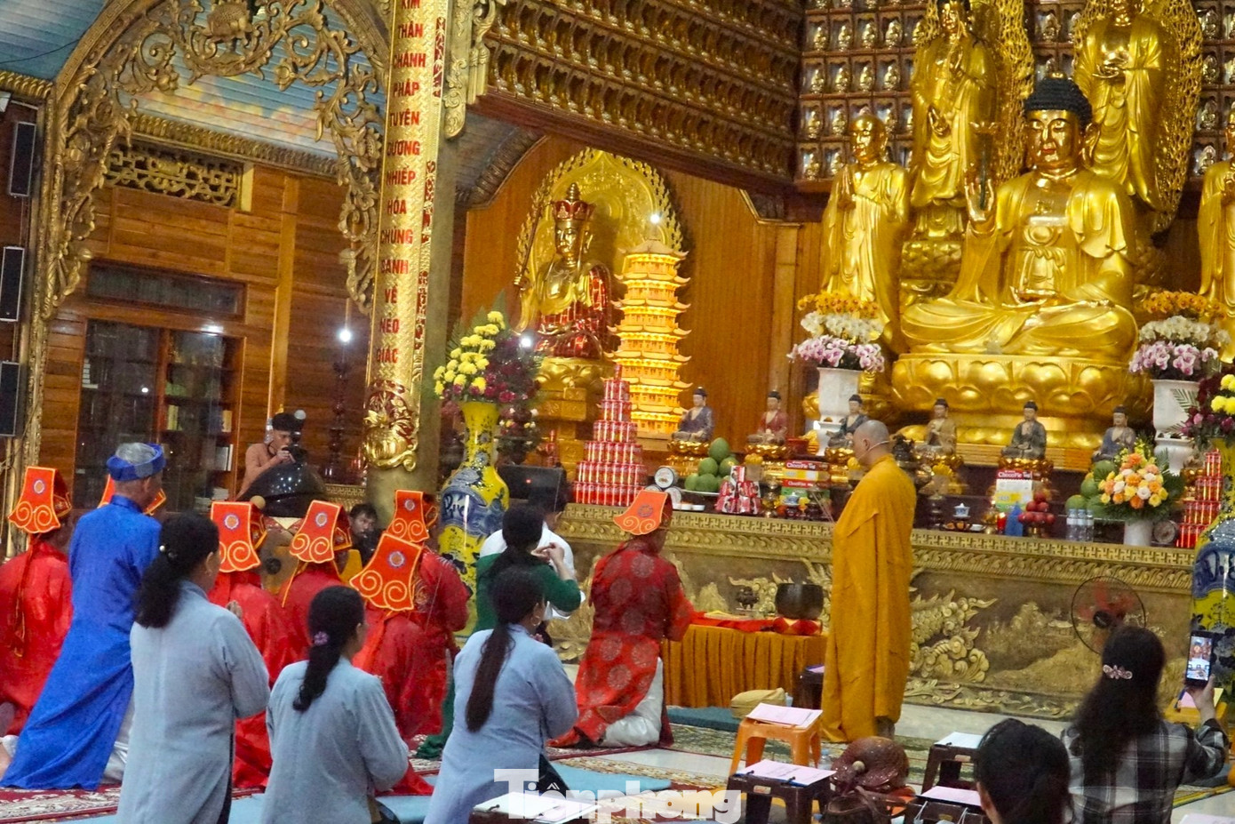 Khi đoàn rước về đến đền Đức Hoàng (đền thờ Vua Lê Trang Tông), đoàn hạ kiệu Thánh trước tam quan, dâng lễ làm thủ tục bẩm báo Vua xin mở hội. Sau đó, đoàn tiếp tục sang chùa Phúc Mỹ cùng các sư thầy và phật tử lễ Đức Phật thỉnh kinh, quy y cho các thần Tổ họ Nguyễn Cảnh.