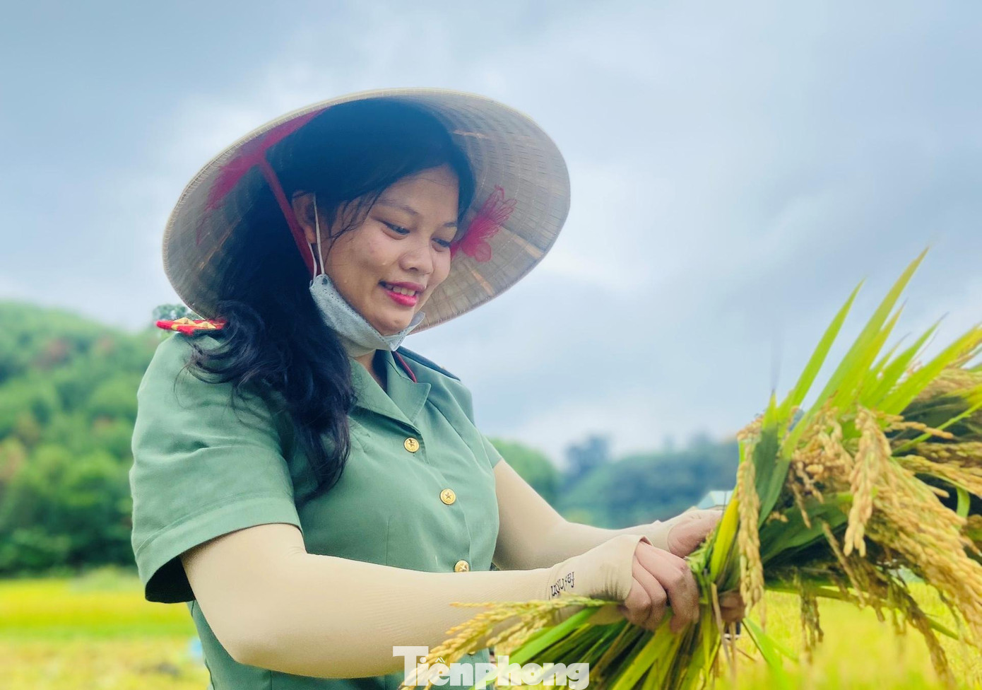 Những giọt mồ hôi trên gương mặt nữ chiến sĩ công an