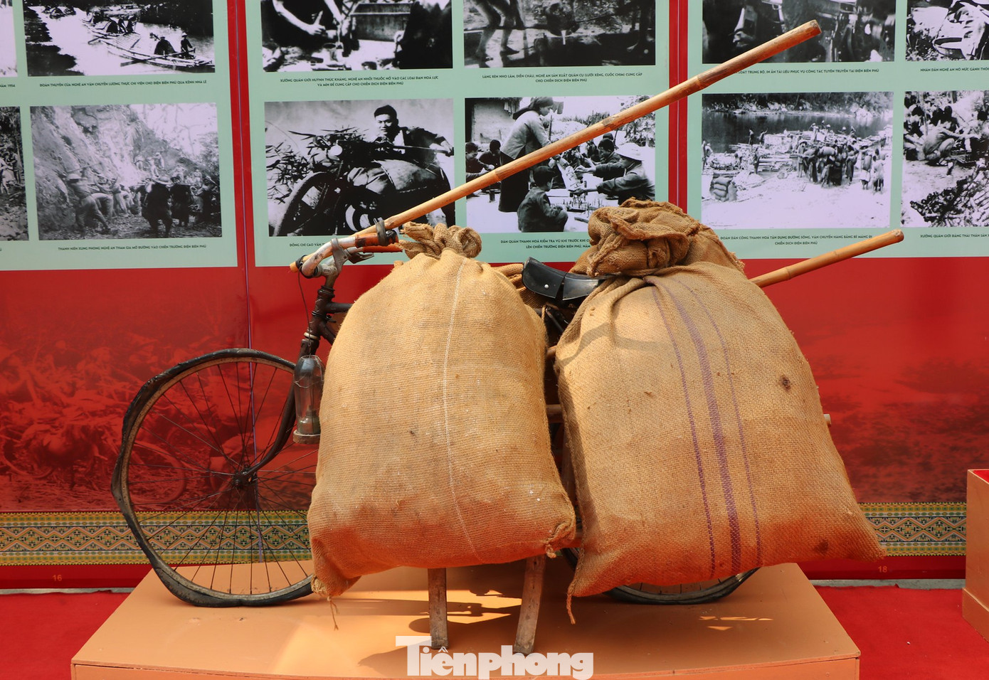 Chiếc xe đạp thồ vận chuyển lương thực, thực phẩm và nhu yếu phẩm, thuốc men lên Điện Biên. Trong chiến dịch Điện Biên Phủ, 20.991 chiếc xe đạp thồ được huy động tham gia chiến dịch.