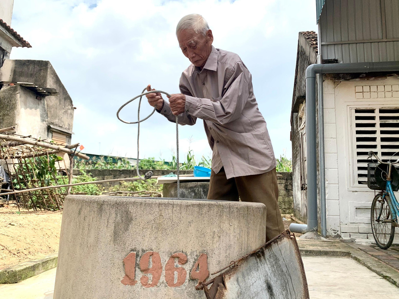 Bước sang tuổi 91 nhưng trông bề ngoài cụ Phiên vẫn rất nhanh nhẹn, trẻ hơn nhiều so với tuổi.
