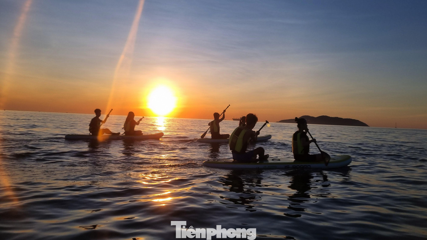 Nguyễn Thị Dương (22 tuổi, trú huyện Yên Thành, Nghệ An) chia sẻ đây là lần đầu tiên chèo SUP, cảm giác rất phấn khích: “Được bềnh bồng giữa biển chờ mặt trời mọc hay ngắm thành phố từ những góc nhìn mới mang lại cho tôi những năng lượng tích cực cho ngày mới”.