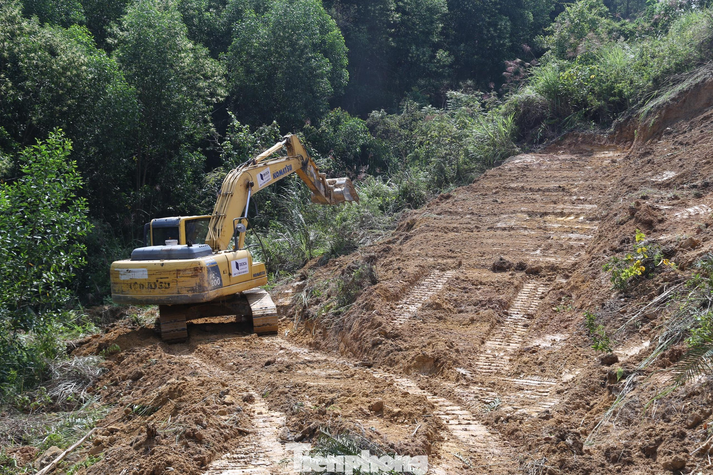 Theo ông Sơn, nguyên nhân dẫn đến sạt lở là do mưa lớn kéo dài, đất đá ngấm nước lâu ngày nên nhão ra. Khi nước rút kéo theo mái taluy âm sụt xuống. Trong điều kiện thời tiết thuận lợi, nếu gấp rút thực hiện thì cũng phải đến cuối tháng 11 này mới hoàn thành việc khắc phục, sửa chữa 2 điểm sạt lở này.