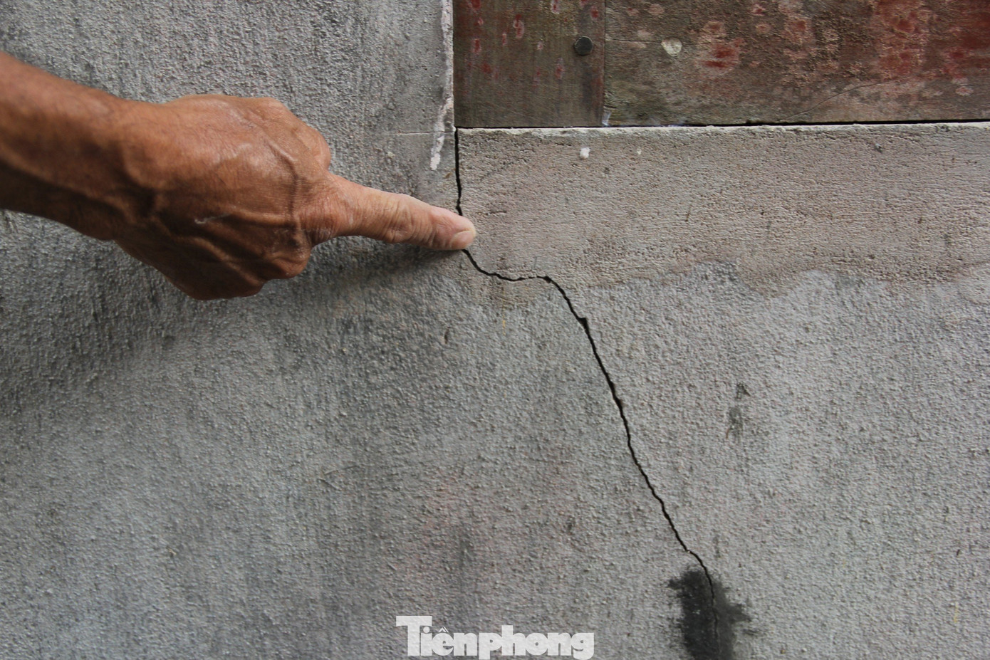 Nhiều vết nứt dài ở tường nhà dân