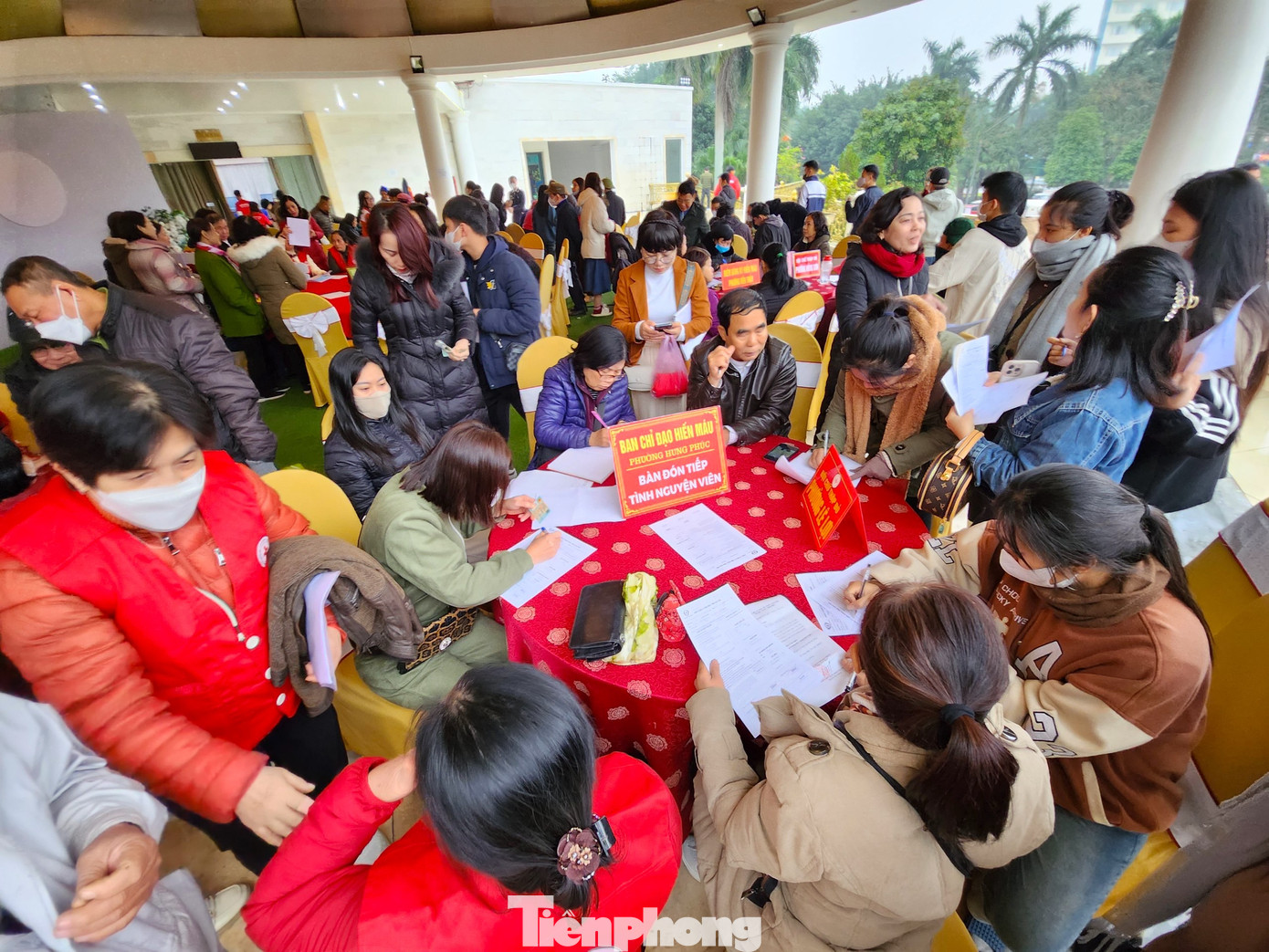 Mặc dù thời tiết mưa rét nhưng từ sáng sớm, hàng nghìn người dân đã có mặt để tham gia hiến máu với tinh thần phấn khởi, không khí sôi nổi. Đặc biệt, nhiều cán bộ công chức, viên chức cũng tích cực tham gia hiến máu.