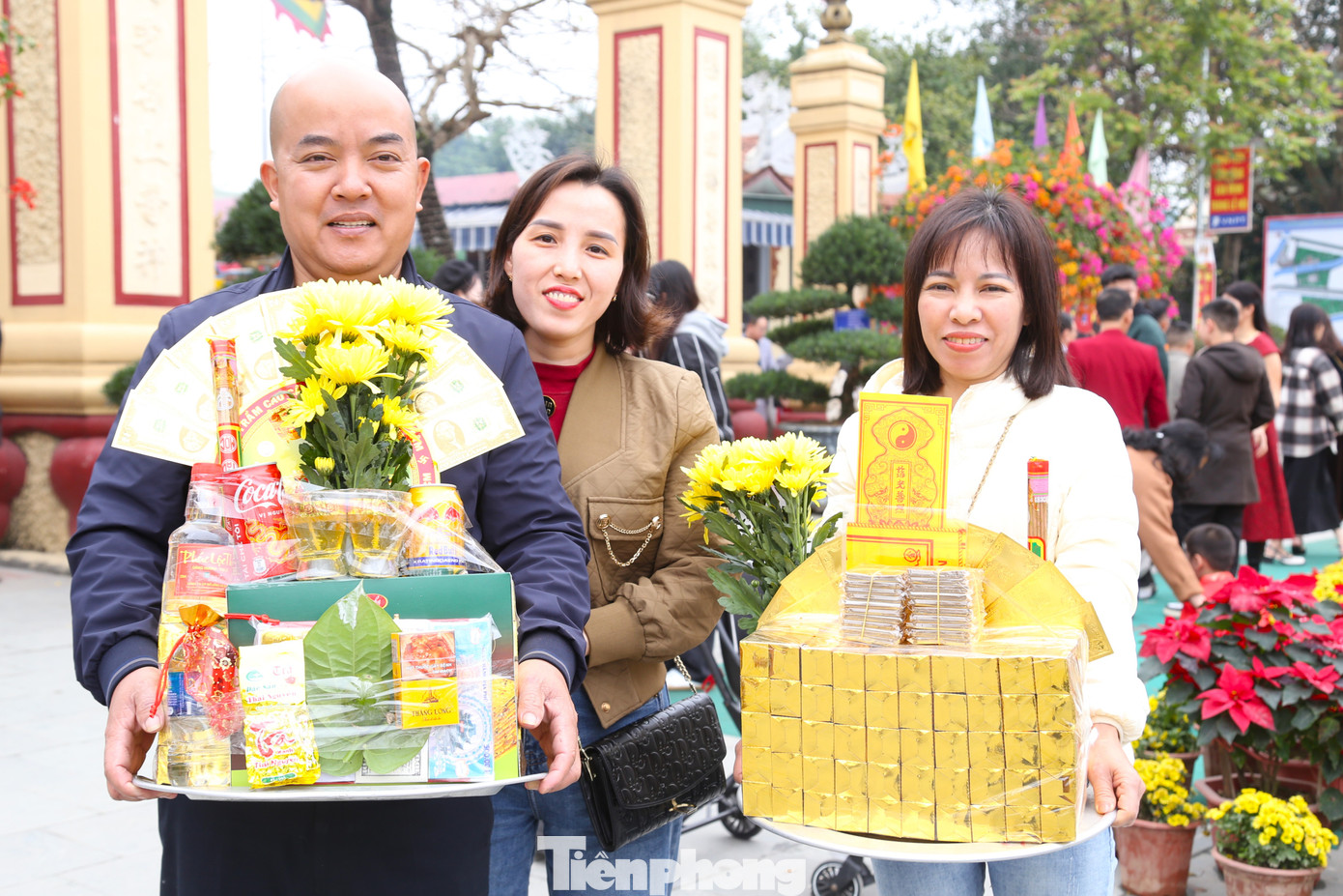 Người dân mua lễ vật, hoa quả để dâng lễ.