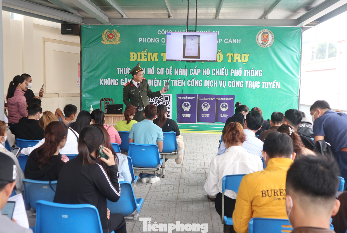 Điểm hỗ trợ, hướng dẫn người dân tiến hành các bước đăng ký hồ sơ làm hộ chiếu thông qua Cổng dịch vụ công quốc gia.