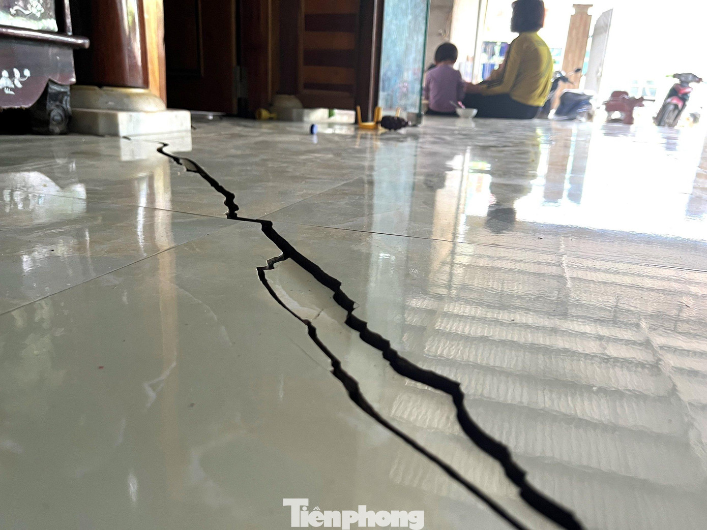 Hiện tượng sụt lún xuất hiện cùng thời điểm hàng trăm ngôi nhà bị rạn nứt, giếng cạn trơ đáy