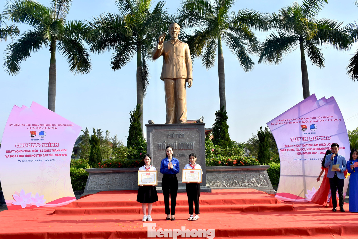 Trao tặng Giải thưởng Kim Đồng cho 2 em học sinh có thành tích xuất sắc trong công tác đội và phong trào thiếu nhi.