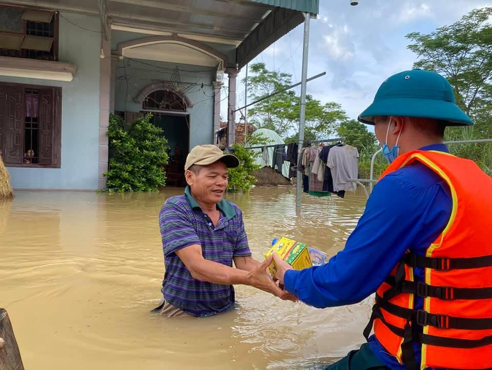Lực lượng công an, thanh niên vận chuyển đồ ăn, nước uống tới người dân vùng ngập Lực lượng công an, thanh niên vận chuyển đồ ăn, nước uống tới người dân vùng ngập