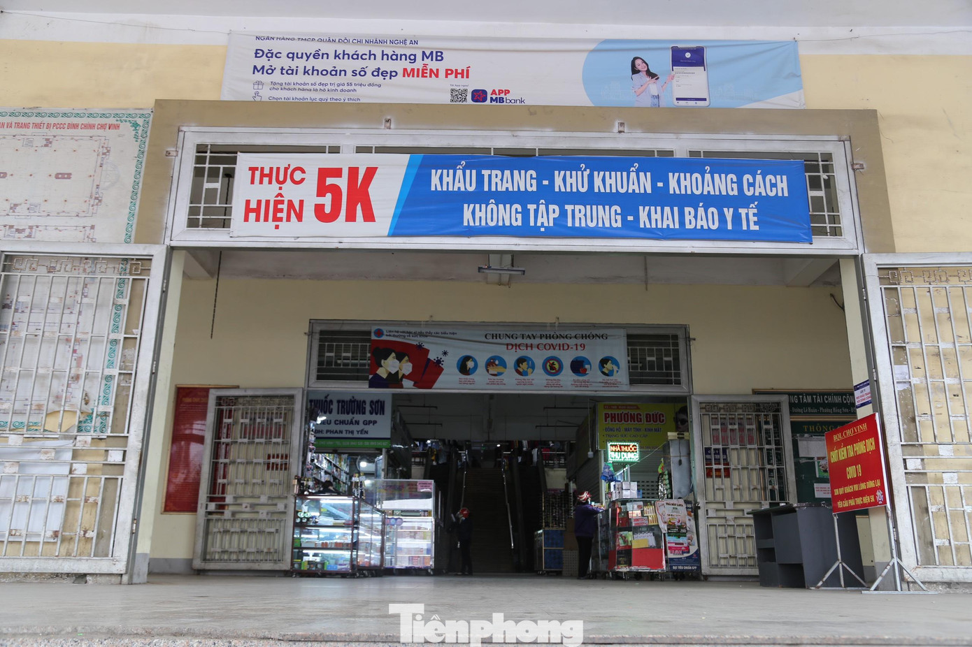 Toàn TP Vinh có 26 chợ với tổng số khoảng 12.000 tiểu thương. Toàn bộ tiểu thương đều đã được tiêm phòng từ 2-3 mũi vắcxin COVID-19. Công tác phòng chống dịch tại các chợ dân sinh được thành phố chỉ đạo các phường, xã, BQL các khu chợ thực hiện quyết liệt.