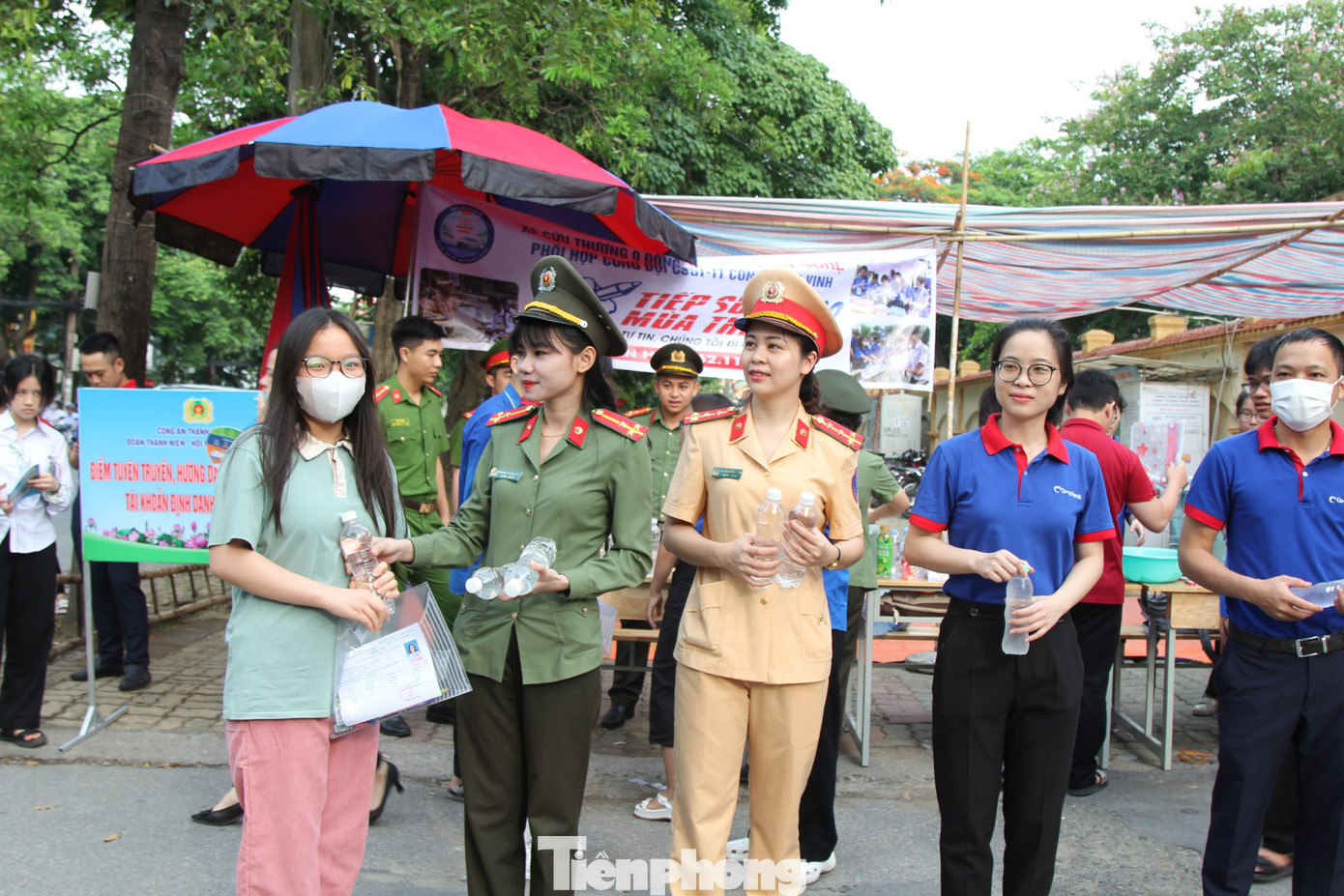 Những &quot;bóng hồng&quot; Công an tỉnh Nghệ An phát nước uống cho các thí sinh.