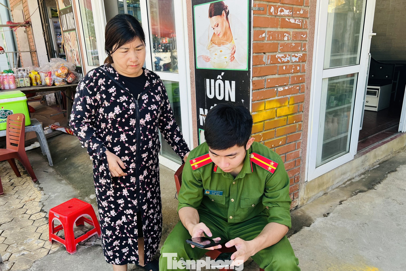 Chị Lê Thị Biên (trú xã Thông Thụ, huyện Quế Phong) chia sẻ: “Những ngày qua, tôi cũng nhận được thông tin về việc cài đặt định danh điện tử, tuy nhiên do bận việc đồng áng chưa đi đăng ký được. Sáng hôm nay đưa con đi thi, được các chú công an, các cháu đoàn viên thanh niên hỗ trợ cài đặt rất tận tình, chu đáo”.