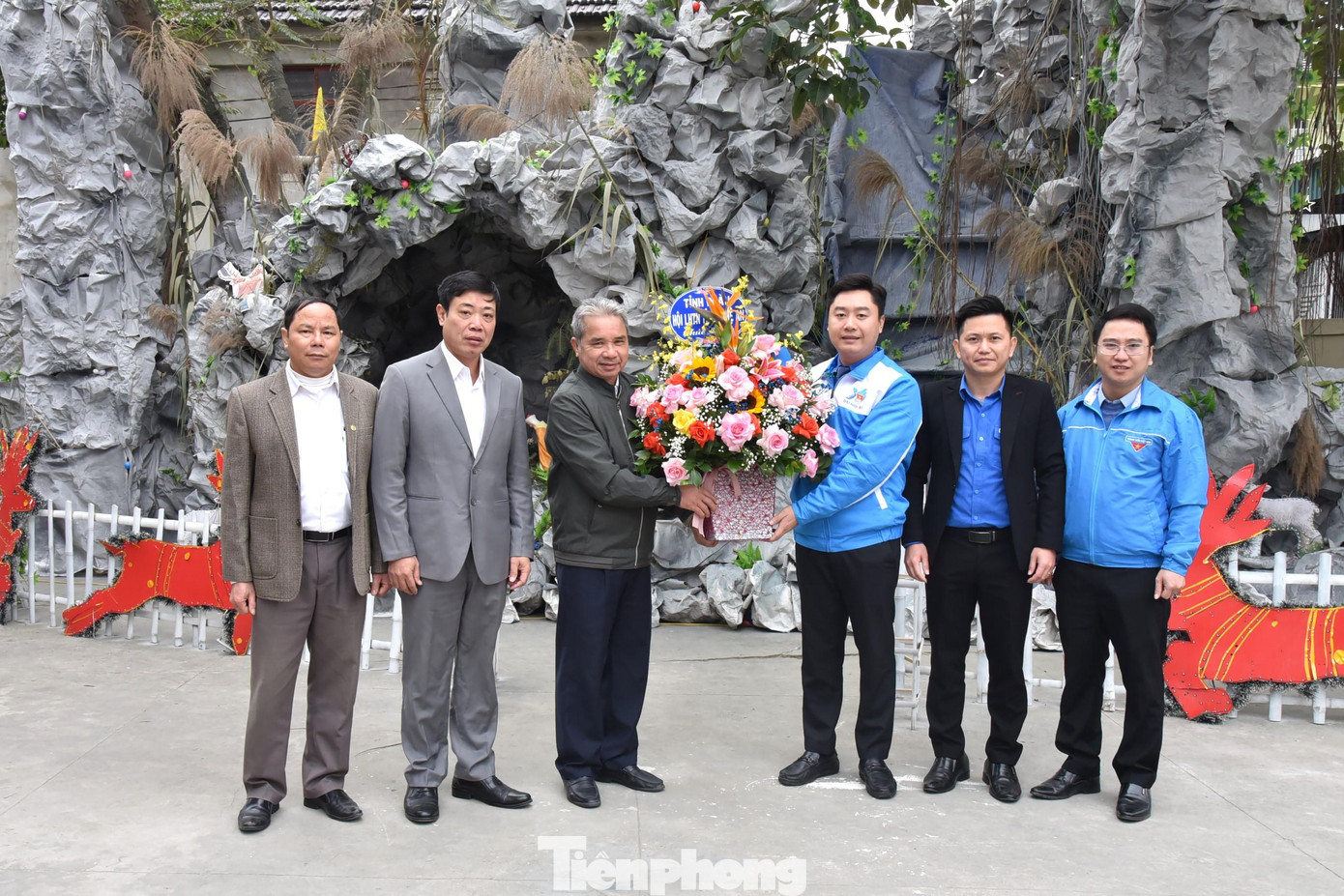 Ngày 20/12, Ban Thường vụ Tỉnh Đoàn, Hội Liên hiệp thanh niên Việt Nam tỉnh Nghệ An đã đến thăm, tặng quà và gửi lời chúc mừng Giáng sinh đến các giáo xứ và thanh niên công giáo điển hình tại các huyện Nam Đàn, Nghi Lộc, Hưng Nguyên. Trong ảnh: anh Lê Văn Lương - Ủy viên Ban Thường vụ T.Ư Đoàn, Bí thư Tỉnh Đoàn Nghệ An thăm, chúc mừng tại Giáo xứ Thượng Nậm, xã Hồng Long và Giáo xứ Nhật Quang, thị trấn Nam Đàn. (Ảnh: Thu Hiền)