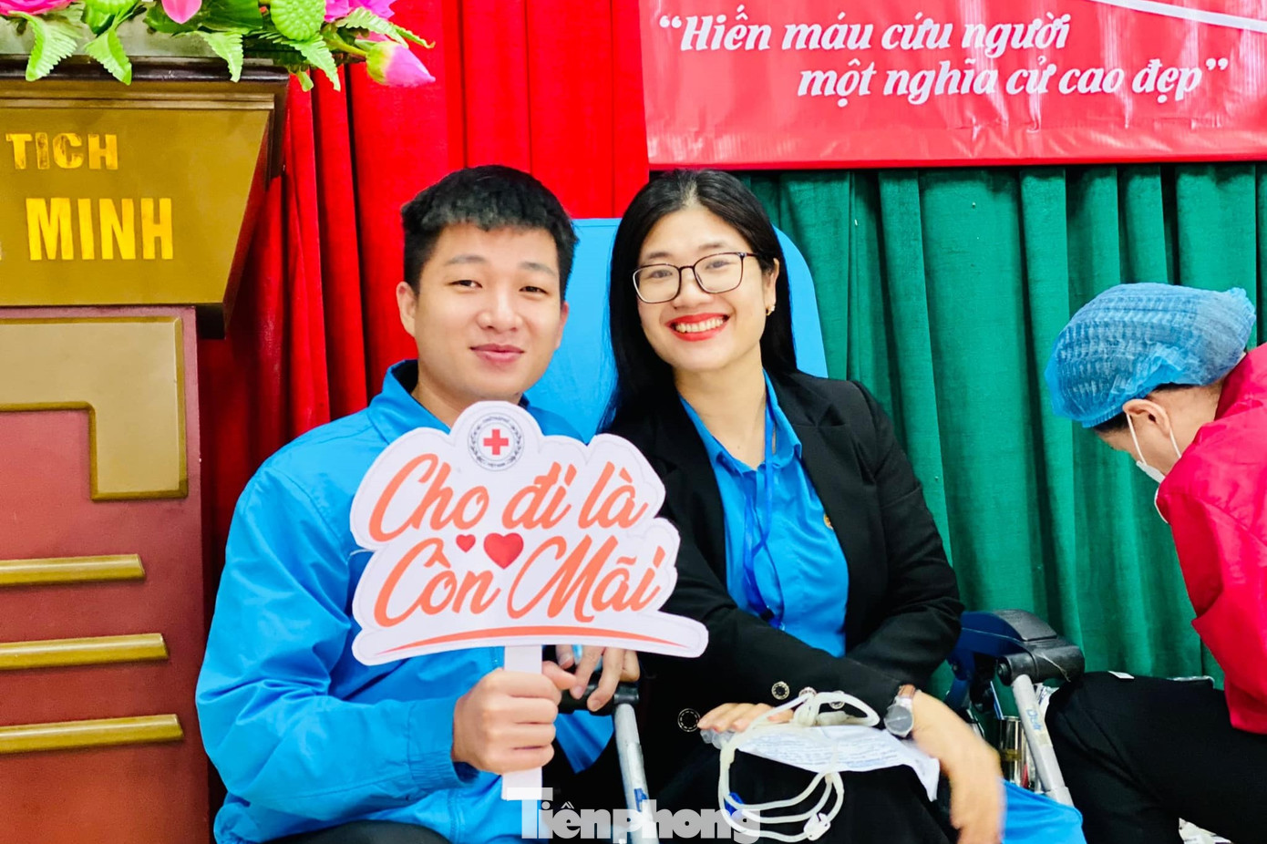 Đây là lần thứ 16, chị Nguyễn Thị Trang, Đoàn viên chi đoàn cơ quan Đảng - Đoàn thể huyện Nghĩa Đàn (áo đen) tham gia hiến máu. Chị cũng đã từng được Ban chỉ đạo Hiến máu tình nguyện tỉnh Nghệ An tuyên dương. “Hiến máu là một nghĩa cử cao đẹp. Mỗi lần các ban, ngành phát động, tôi đều cố gắng sắp xếp thời gian để tham gia”, chị Trang tâm sự.