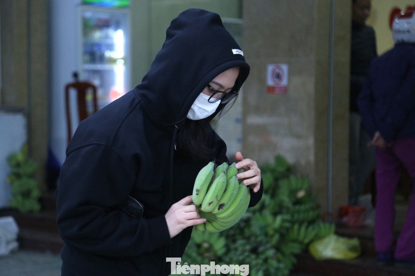 Tiểu thương đếm quả lấy tiền Tiểu thương đếm quả lấy tiền