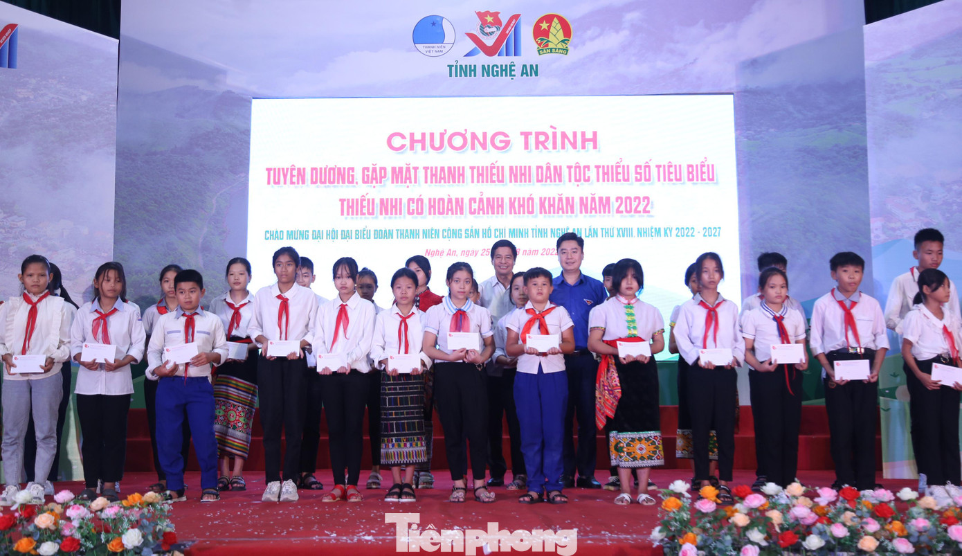 Trao 30 suất học bổng cho 30 em thiếu nhi có hoàn cảnh khó khăn vươn lên học giỏi Trao 30 suất học bổng cho 30 em thiếu nhi có hoàn cảnh khó khăn vươn lên học giỏi