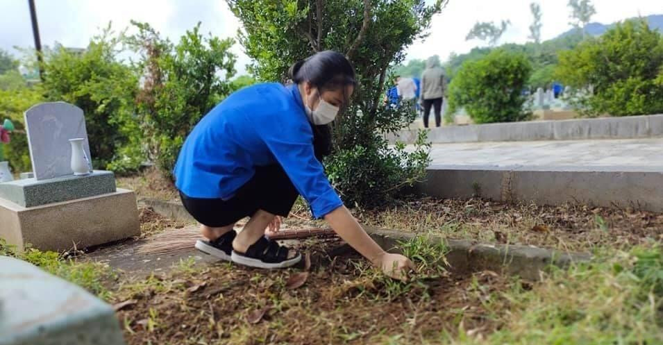 Các bạn ĐVTN miệt mài tham gia hoạt động.