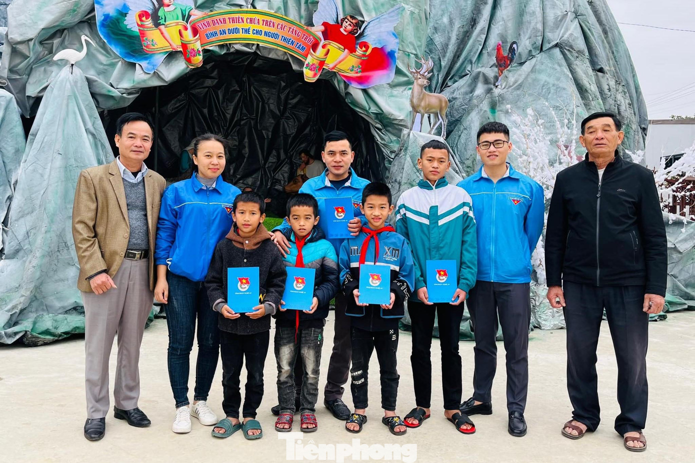 Tặng 5 suất quà cho 5 học sinh người công giáo có hoàn cảnh khó khăn tại Giáo xứ Xuân Am, xã Hưng Thịnh, huyện Hưng Nguyên.