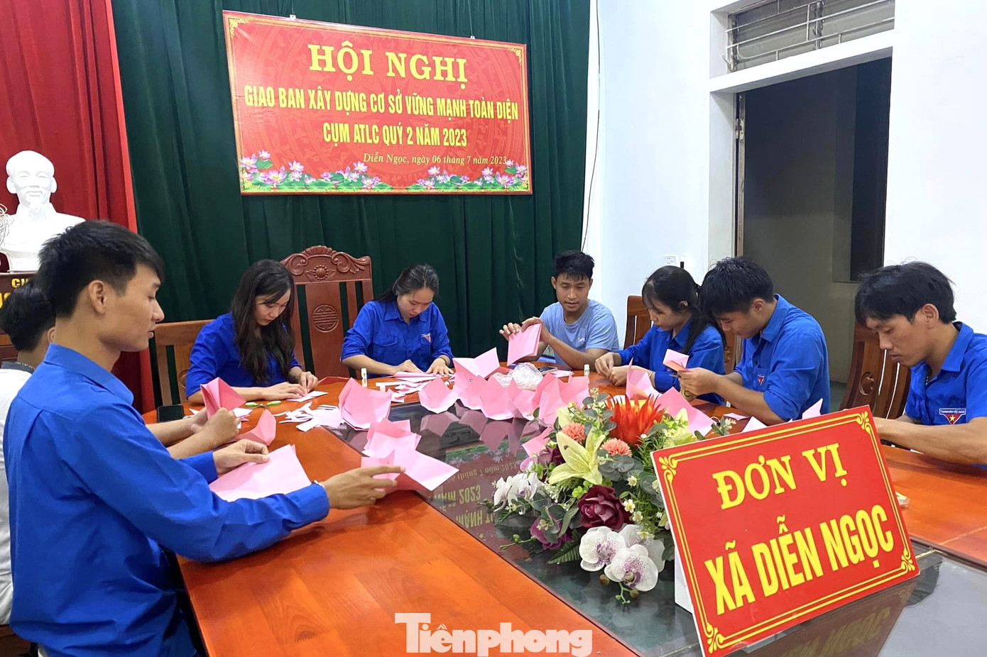 Đoàn xã Diễn Ngọc, huyện Diễn Châu tổ chức gấp giấy hoa đăng để chuẩn bị cho buổi lễ thắp nến tri ân vào tối ngày 25/7.