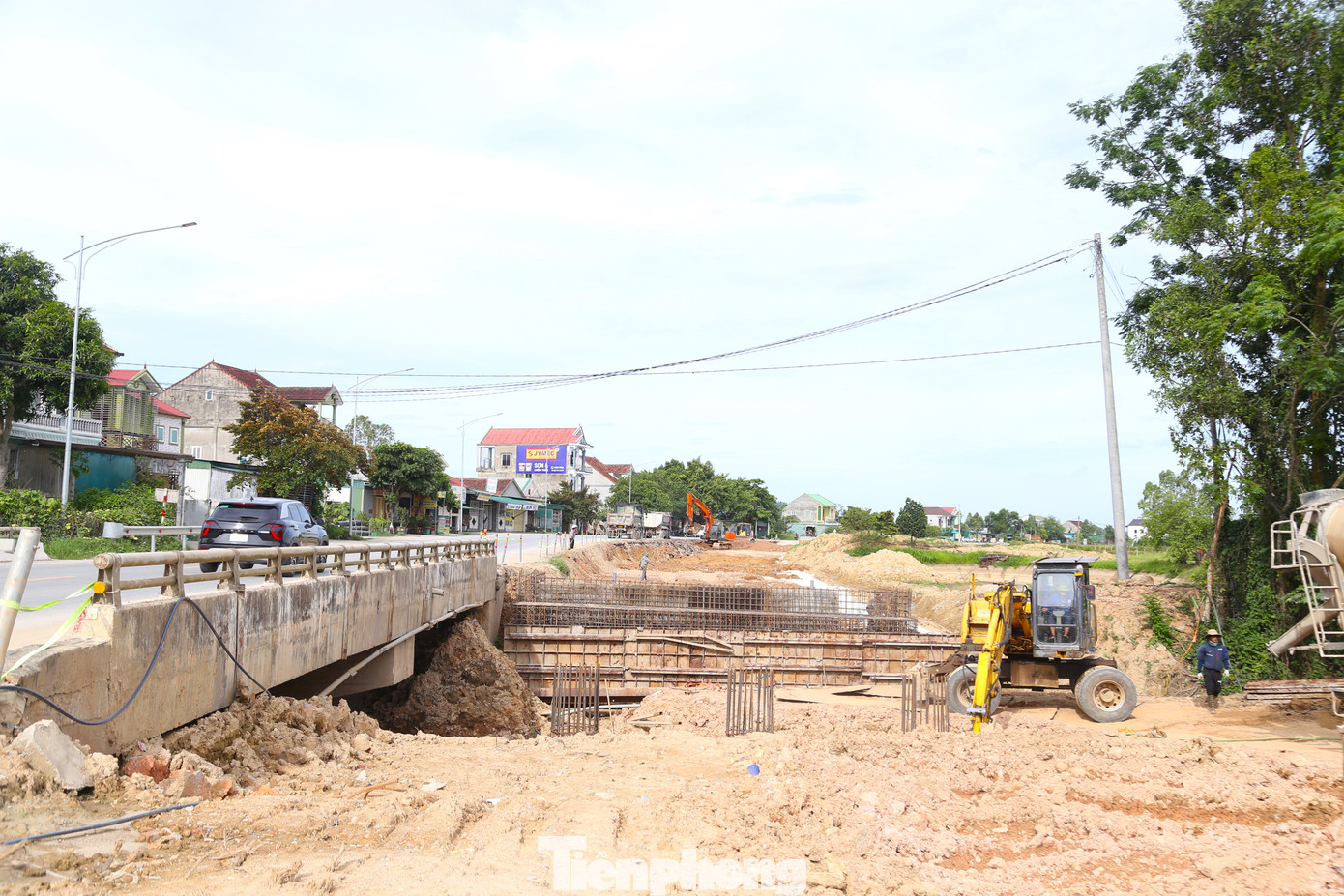 Theo ghi nhận của PV, sau nhiều tháng triển khai thi công, đến nay dự án thi công cầm chừng do chưa có mặt bằng. Theo ghi nhận của PV, sau nhiều tháng triển khai thi công, đến nay dự án thi công cầm chừng do chưa có mặt bằng.