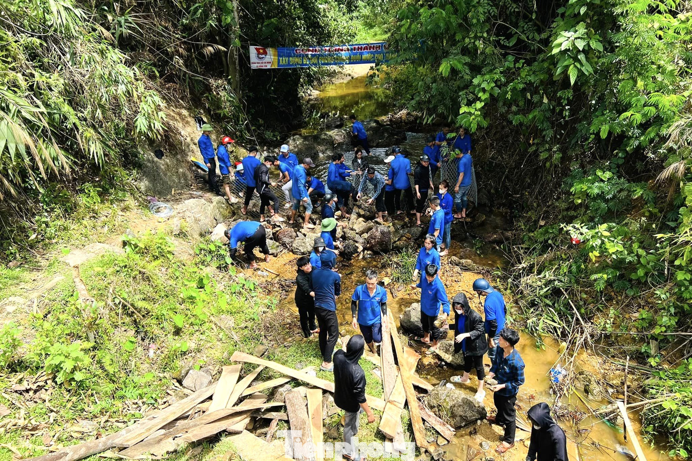 Hưởng ứng Chiến dịch Thanh niên tình nguyện Hè năm 2023, Huyện Đoàn Quế Phong, Nghệ An đã ra quân xây dựng điểm tập bơi phòng chống đuối nước tại Huôi Ngân, bản Đồng Mới, xã Đồng Văn. Ảnh: TH