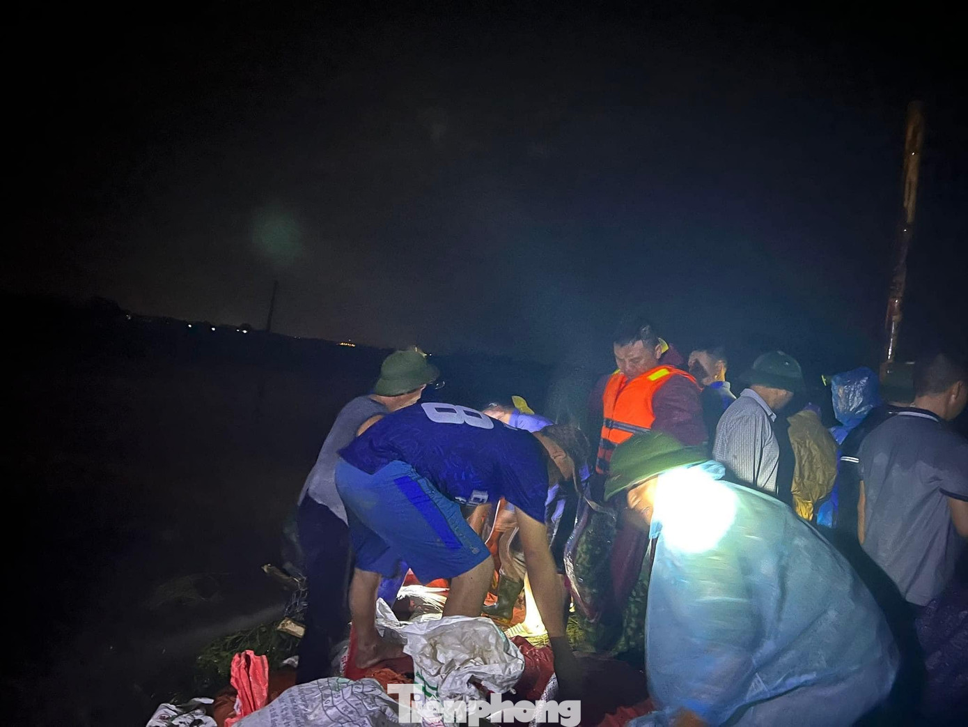 Sau khi phát hiện sự cố, huyện Hưng Nguyên đã huy động các lực lượng và nhân dân tập trung vận chuyển vật liệu để đắp đê.