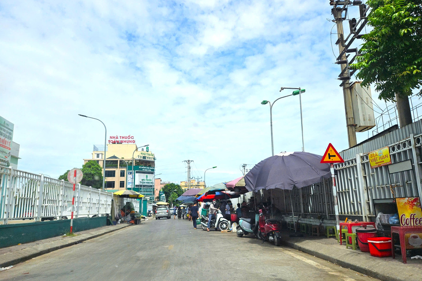 Tuyến đường Hồ Tông Thốc, cạnh Bệnh viện Hữu nghị Đa khoa Nghệ An bị chiếm dụng để kinh doanh. Nhiều người vô tư lấn chiếm vỉa hè, lòng lề đường bán hàng rong gây mất trật tự an toàn giao thông.