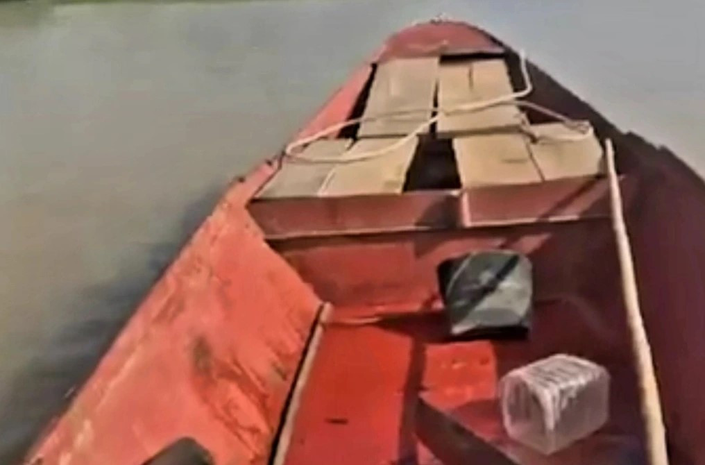 Chiếc thuyền 3 bố con anh T. sử dụng để đi đánh cá Chiếc thuyền 3 bố con anh T. sử dụng để đi đánh cá