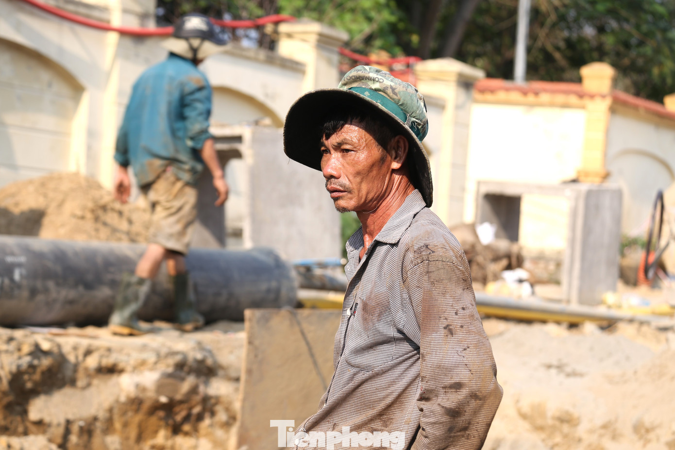 Kéo vạt áo lau mồ hôi ướt đẫm mặt, ông Bùi Văn Đạo (trú xã Thanh Nho, huyện Thanh Chương, Nghệ An) cho hay: “Mấy ngày nay nắng nóng khủng khiếp, người lúc nào cũng đổ mồ hôi như tắm”. Kéo vạt áo lau mồ hôi ướt đẫm mặt, ông Bùi Văn Đạo (trú xã Thanh Nho, huyện Thanh Chương, Nghệ An) cho hay: “Mấy ngày nay nắng nóng khủng khiếp, người lúc nào cũng đổ mồ hôi như tắm”.