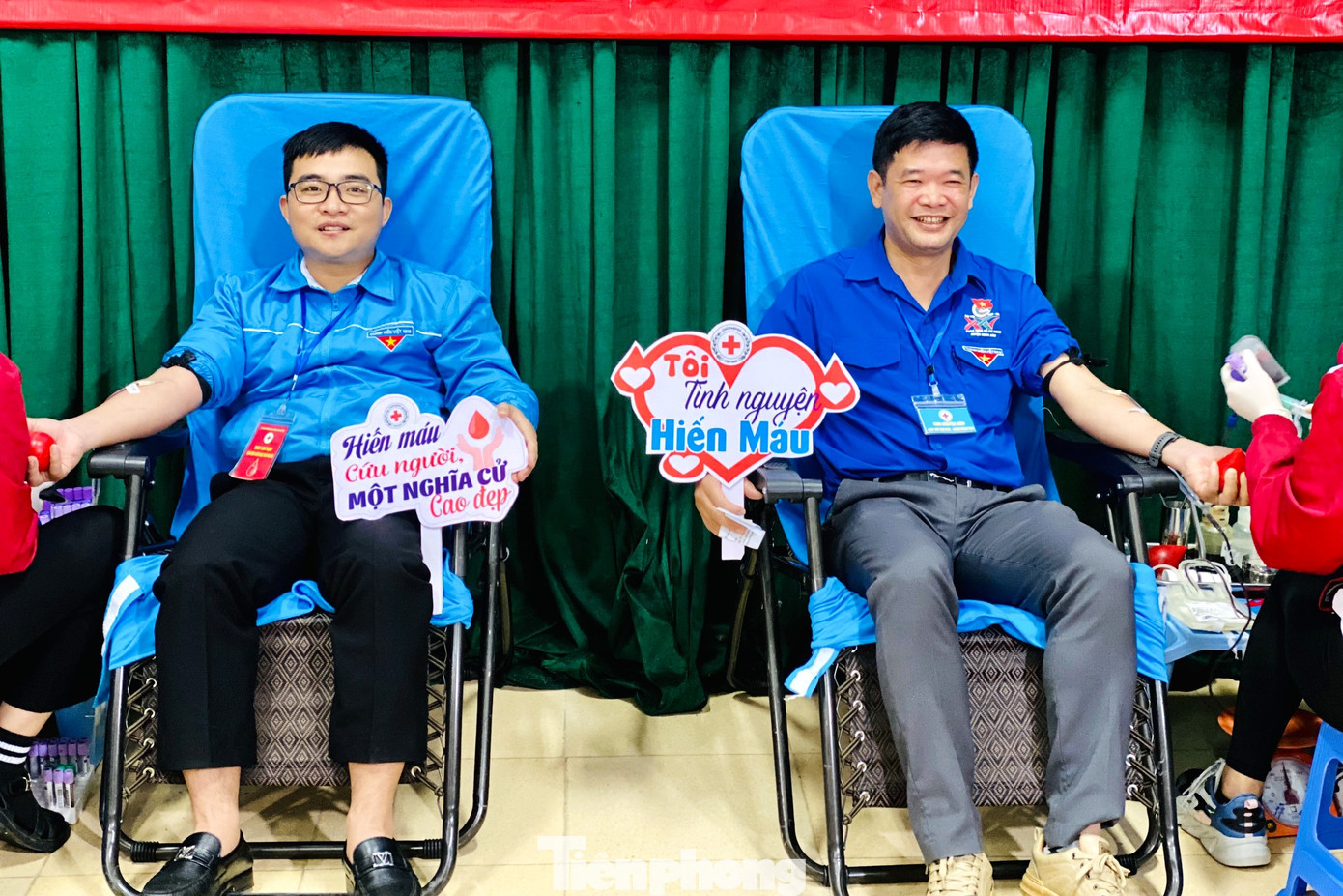 Anh Trương Hùng Dũng - Phó Bí thư Huyện Đoàn Nghĩa Đàn (bên trái) đã có 13 lần hiến máu tình nguyện. Anh cho biết, bắt đầu hiến máu từ khi còn là sinh viên. Sau này, khi làm cán bộ Đoàn, được tiếp cận nhiều với các hoạt động, anh mới cảm nhận và hiểu được nhiều điều ý nghĩa hơn từ việc hiến máu. “Mỗi giọt máu cho đi - Một cuộc đời ở lại”. Chia sẻ những giọt máu của mình là đã góp phần vào việc duy trì sự sống cho những bệnh nhân cần máu”, anh Dũng chia sẻ.