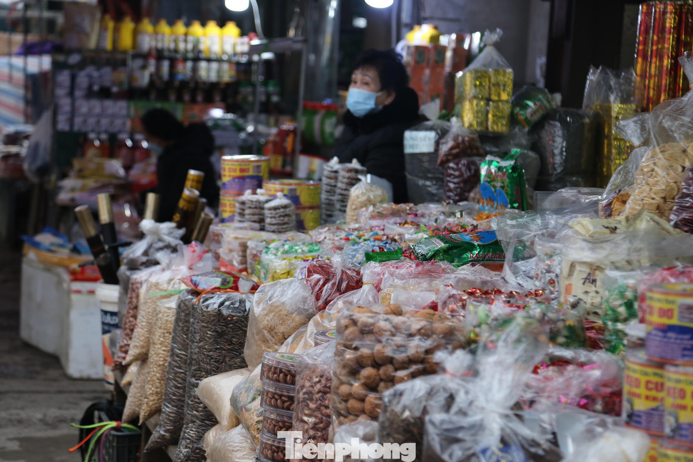 Tại khu vực đình Tây chợ Vinh, đầu mối sỉ các mặt hàng nông sản, vàng mã, bánh kẹo... khá yên ắng.