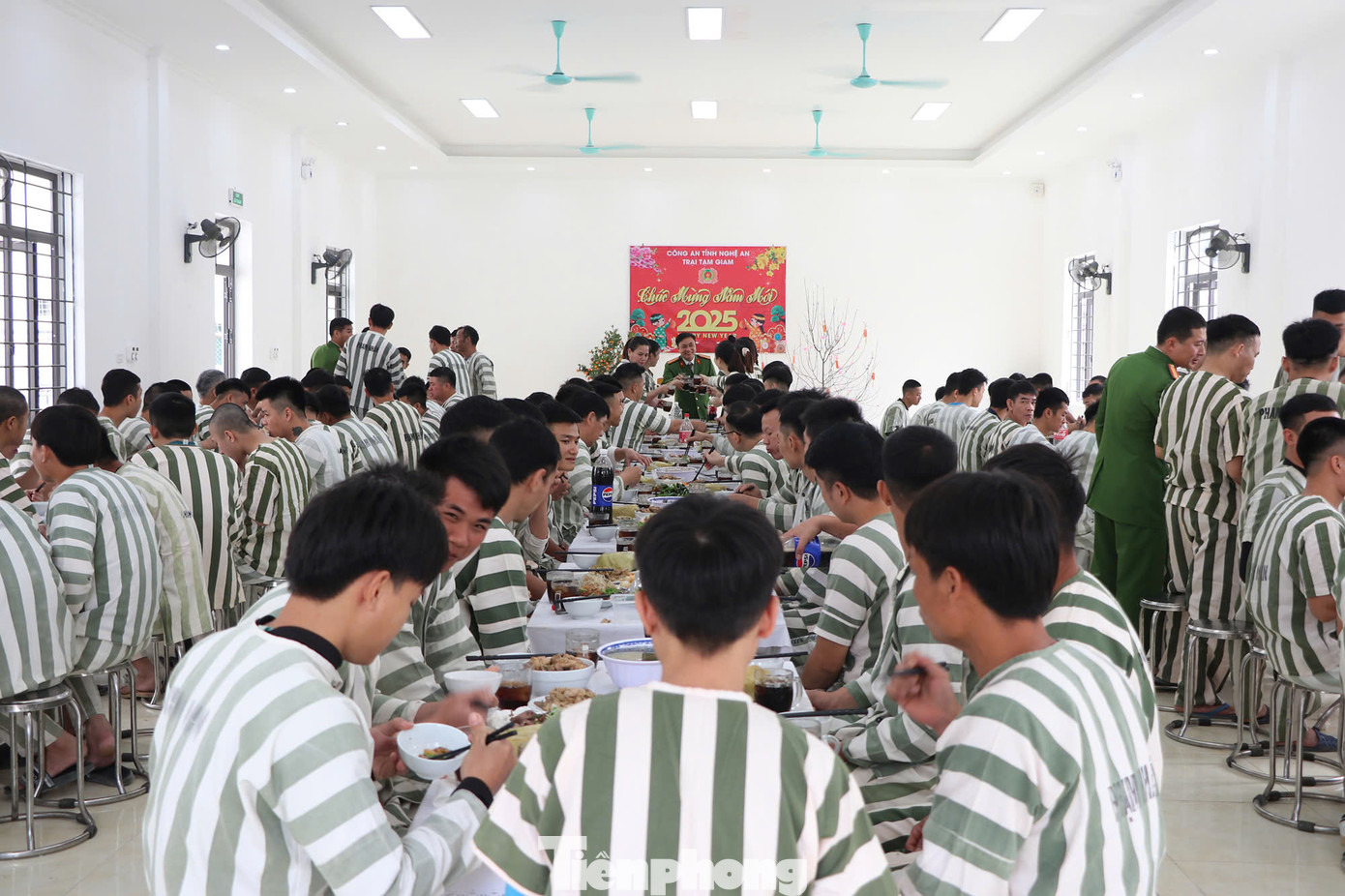 Thượng tá Nguyễn Xuân Trà, Phó Giám thị Trại tạm giam Công an tỉnh Nghệ An cho biết, đơn vị đang quản lý 133 phạm nhân và gần 1.000 bị can, bị cáo. Ngoài chế độ chung, hơn 10 năm nay, trại giam duy trì tổ chức bữa cơm Tất niên dành cho phạm nhân. “Bữa cơm tất niên không chỉ là sự ghi nhận thành quả lao động, cải tạo của các phạm nhân, mà thông qua đó, là sự động viên, khích lệ các phạm nhân yên tâm cải tạo, phấn đấu để sớm trở về sum họp với gia đình, người thân”, Thượng tá Nguyễn Xuân Trà nói.