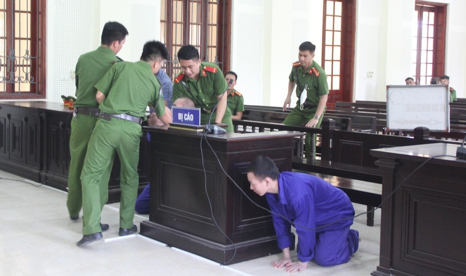 Khi biết nhận án tử và chung thân, hai bị cáo quỳ gối xin được giảm án. Khi biết nhận án tử và chung thân, hai bị cáo quỳ gối xin được giảm án.