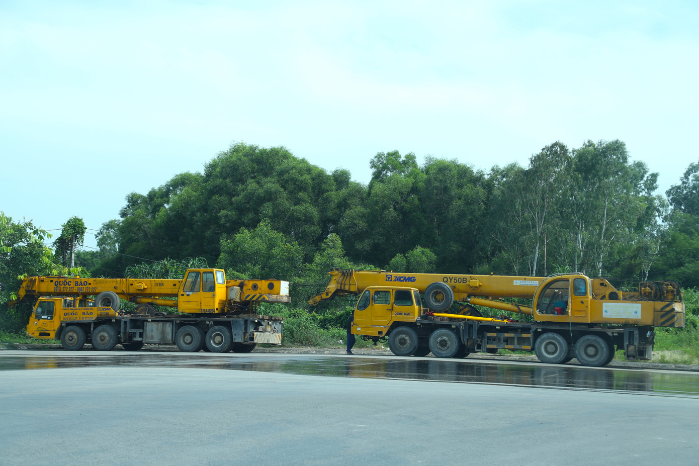 Máy móc, thiết bị được huy động để phục vụ thi công. Máy móc, thiết bị được huy động để phục vụ thi công.