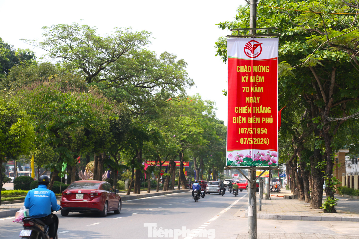 Việc trang trí cờ hoa, băng rôn khẩu hiệu chào mừng các ngày lễ lớn của dân tộc là một trong những việc làm có ý nghĩa giáo dục tinh thần yêu nước, lòng tự hào dân tộc.