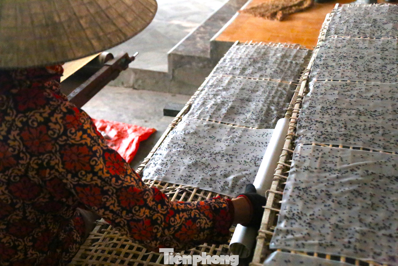 Ở đây, bánh đa được người dân sản xuất quanh năm. Dịp Tết, đơn đặt hàng tăng cao, người dân phải tập trung tăng ca sản xuất.