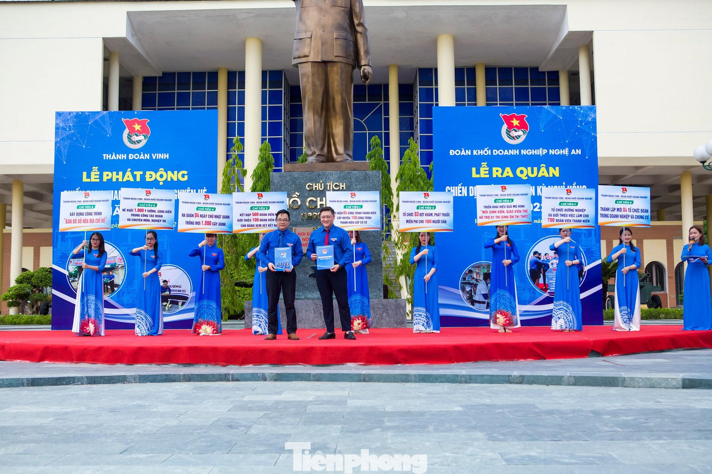 Đại diện Thành đoàn Vinh và Đoàn Khối doanh nghiệp tỉnh Nghệ An trao chương trình phối hợp. (Ảnh: TH)