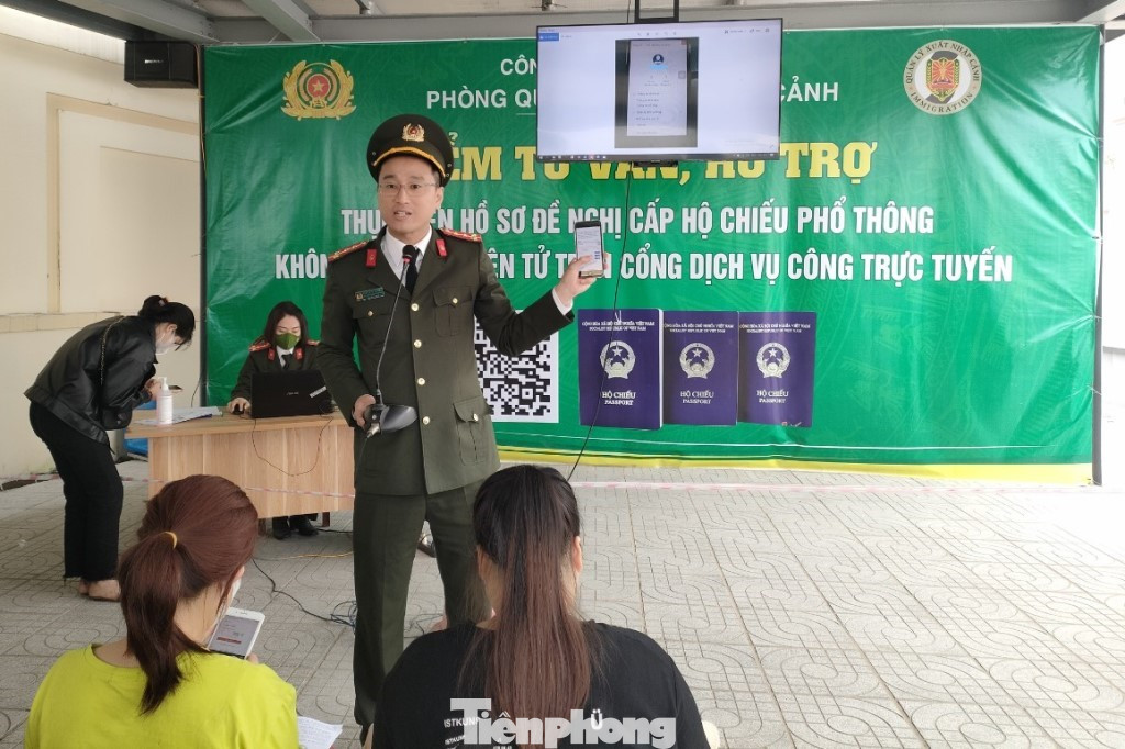 Đoàn thanh niên Công an tỉnh Nghệ An hỗ trợ người dân thực hiện dịch vụ công trực tuyến