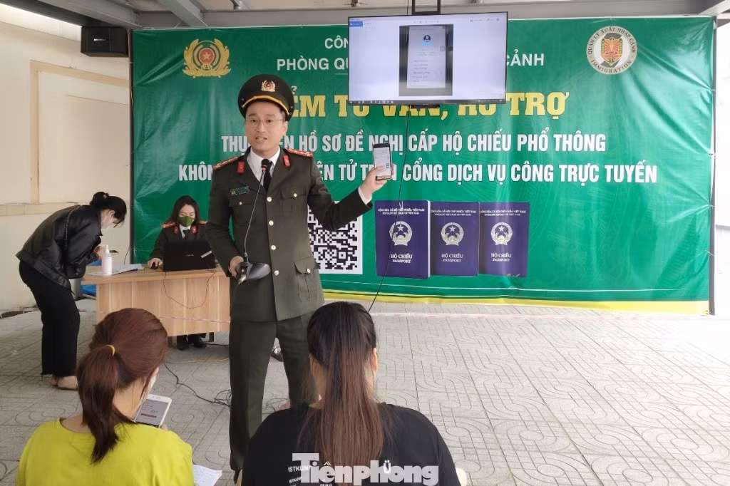 Đoàn thanh niên Công an tỉnh Nghệ An hỗ trợ người dân thực hiện dịch vụ công trực tuyến