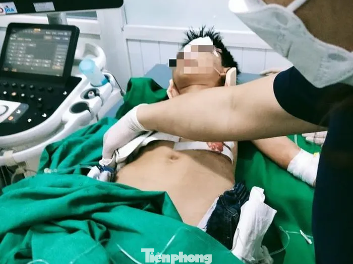 Cháu Đức đang điều trị tại bệnh viện Sản nhi Nghệ An trong tình trạng bị thương nặng. Cháu Đức đang điều trị tại bệnh viện Sản nhi Nghệ An trong tình trạng bị thương nặng.