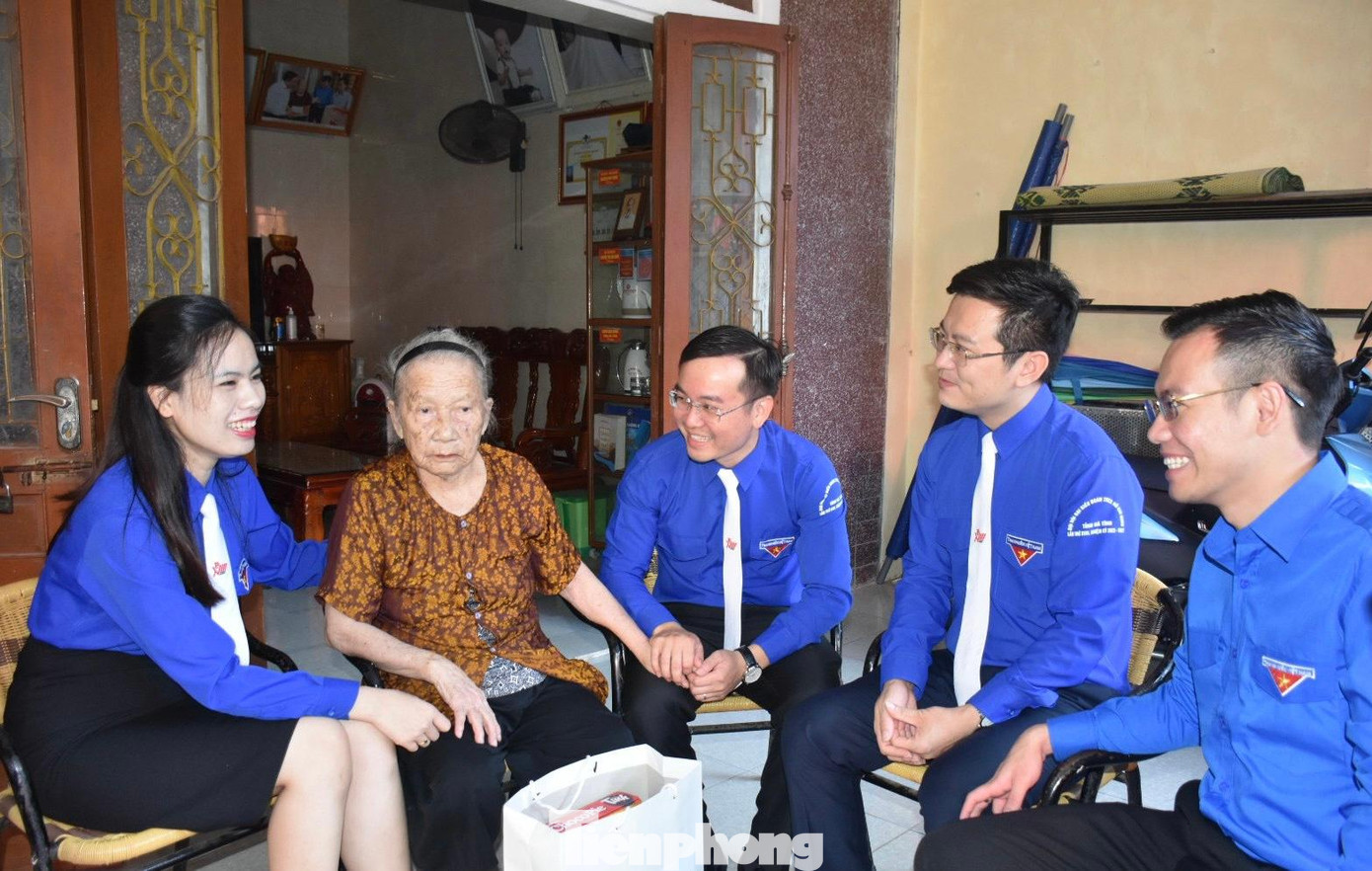 Cũng trong chương trình, đoàn đã đến thăm, tặng quà Mẹ Việt Nam anh hùng Trần Thị Tư (phường Nam Hà, TP. Hà Tĩnh).