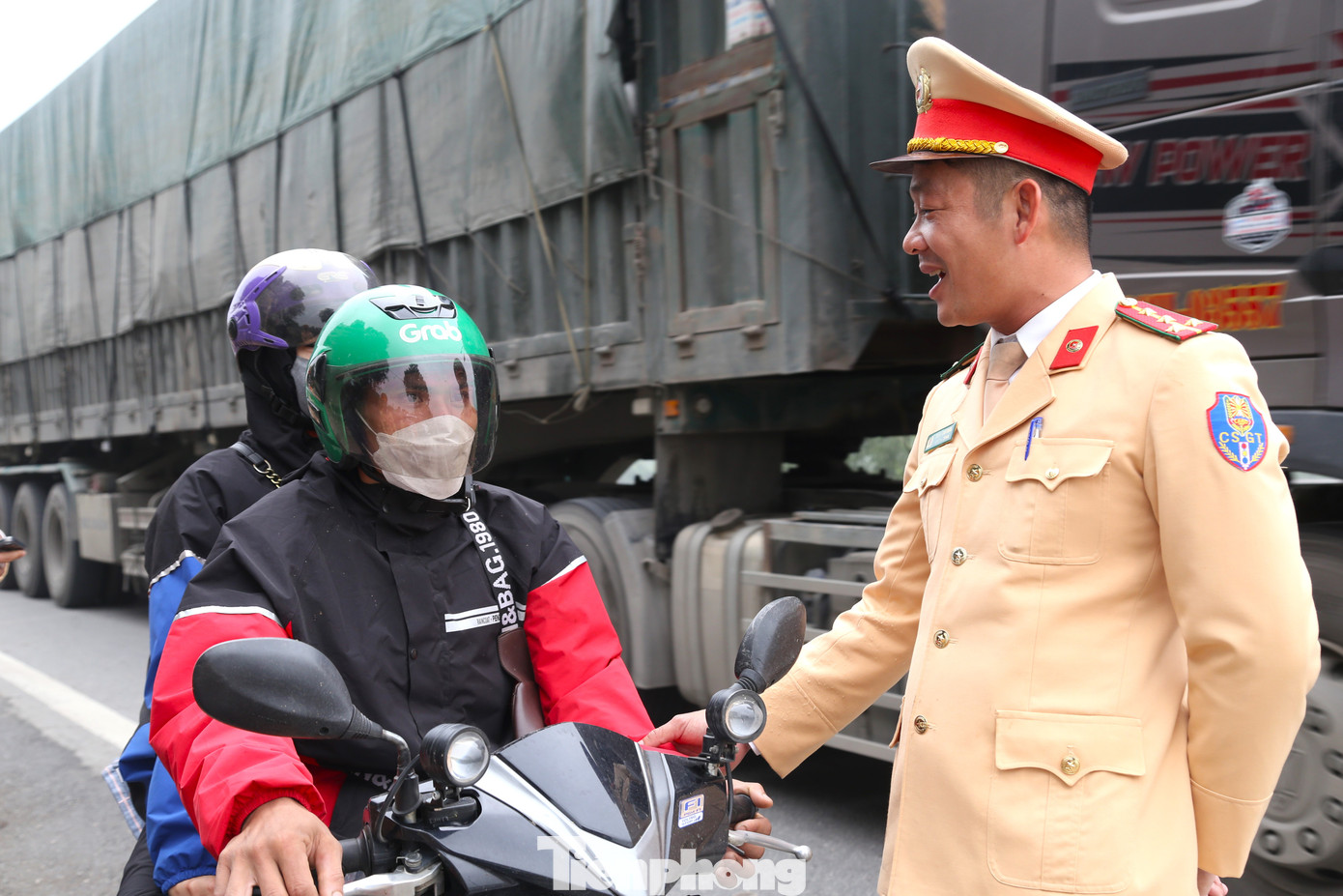 Bên cạnh việc tặng quà, cán bộ, chiến sĩ CSGT cũng dặn dò người dân chạy xe cẩn thận cùng lời chúc mọi người sức khỏe, có chuyến về quê bình an, đón năm mới bên gia đình.