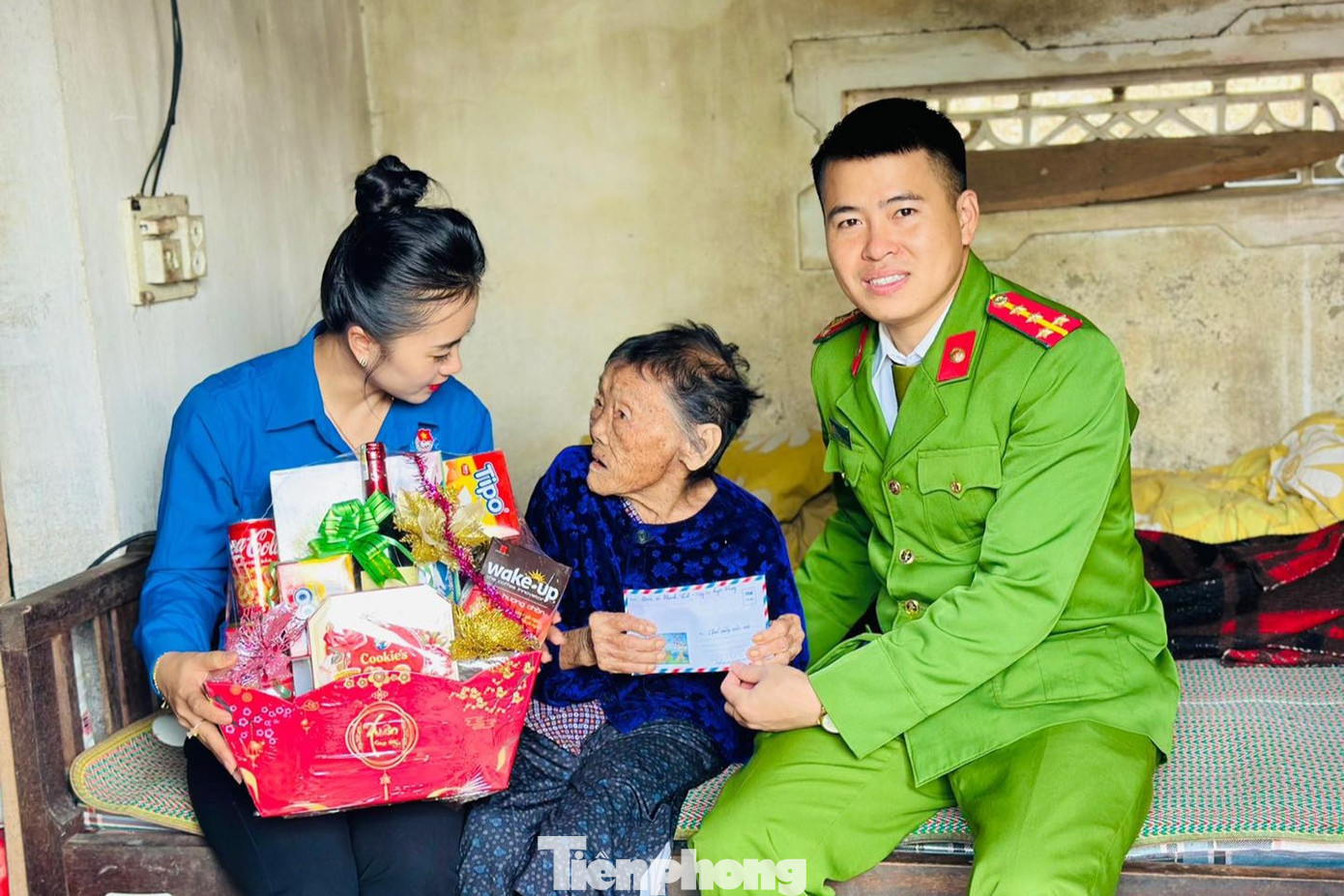 Công an huyện Thanh Chương, đoàn viên thanh niên thăm hỏi hộ đơn thân là bà Nguyễn Thị Quý (93 tuổi, trú thôn Trung Long, xã Thanh Lĩnh, huyện Thanh Chương). Tại đây, các bạn trẻ đã tổ chức dọn dẹp nhà cửa, trang trí tết và trao quà cho bà.