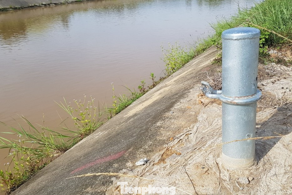 Cột trụ trơ trọi sau khi dây xích giằng phao cứu sinh bị lấy trộm.