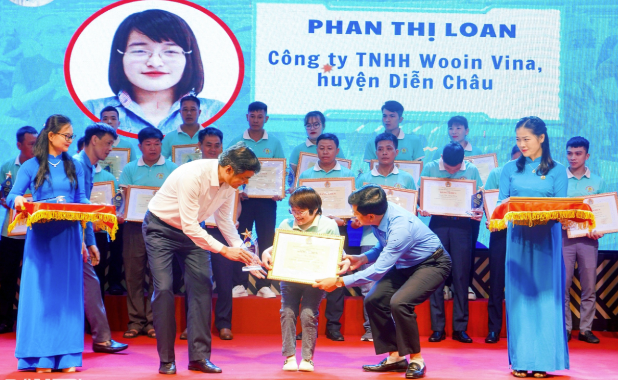 Lãnh đạo Tỉnh ủy và Liên đoàn Lao động tỉnh Nghệ An trao Bằng khen cho chị Phan Thị Loan.