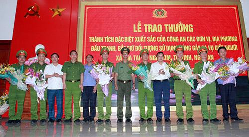 Phó Chủ tịch UBND tỉnh Nghệ An và Giám đốc Công an tỉnh Nghệ An trao thưởng cho các đơn vị.