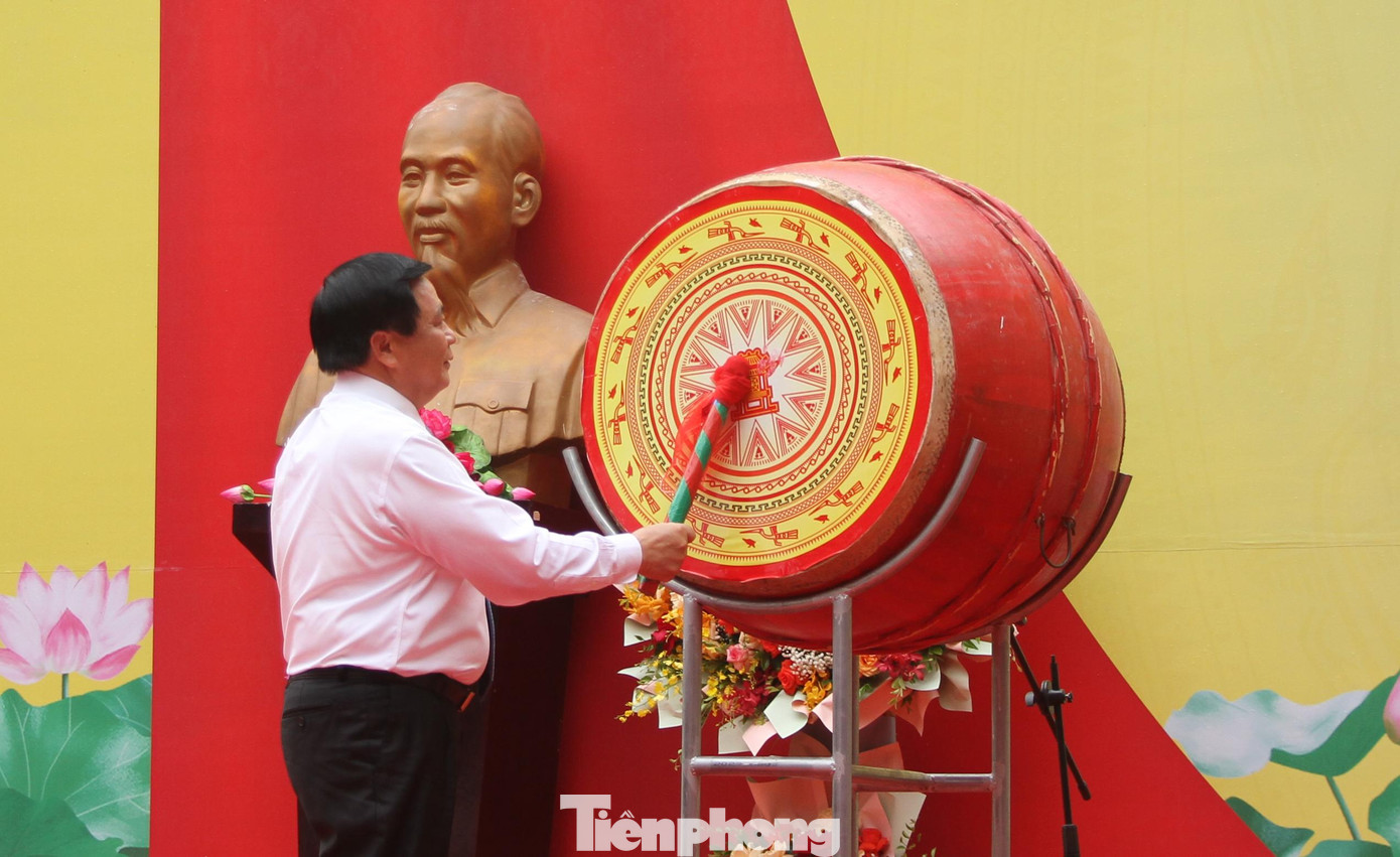 Đồng chí Nguyễn Xuân Thắng đánh trống khai giảng năm học mới tại ngôi trường mang tên Tổng Bí thư Lê Hồng Phong. Đồng chí Nguyễn Xuân Thắng đánh trống khai giảng năm học mới tại ngôi trường mang tên Tổng Bí thư Lê Hồng Phong.