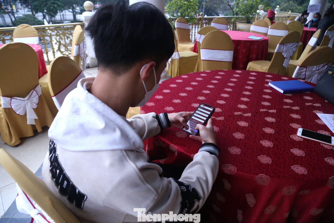 Việc hiến máu trở nên dễ dàng hơn với Toàn khi chỉ chưa đến hai phút em đã hoàn thành việc đăng ký tham gia.